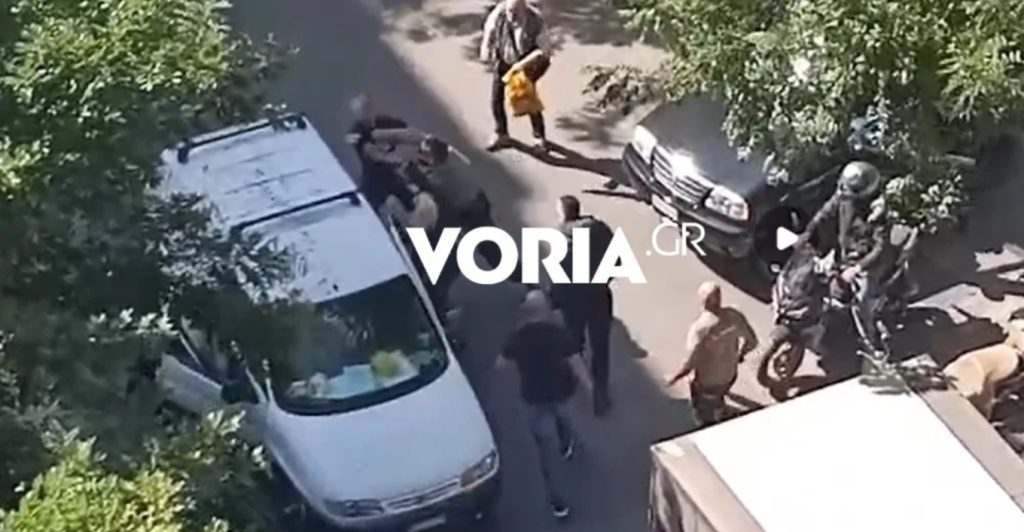 Σκηνές «ροντέο» στη Θεσσαλονίκη: Πήρε σηκωτό οδηγό βαν – Τον χτύπησε στη μέση του δρόμου (βίντεο)