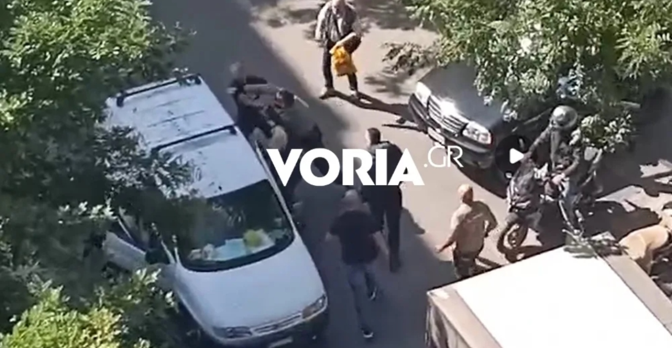 Σκηνές «ροντέο» στη Θεσσαλονίκη: Πήρε σηκωτό οδηγό βαν – Τον χτύπησε στη μέση του δρόμου (βίντεο)