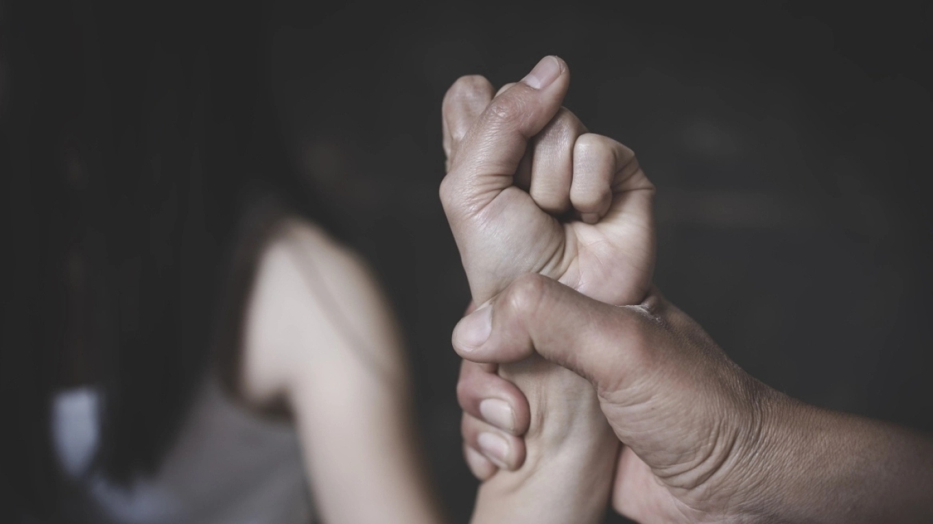 Ελεύθερος με περιοριστικούς όρους ο 18χρονος που καταγγέλθηκε από την σύντροφό του για ξυλοδαρμό