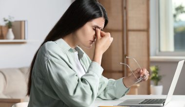 Τις κάνουμε οι περισσότεροι: Οι 7 συνήθειες που βλάπτουν τα μάτια μας χωρίς να το καταλαβαίνουμε