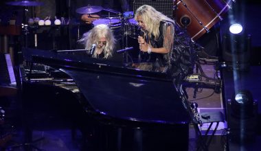 Ο Ν.Καρβέλας καταθέτει ασφαλιστικά μέτρα κατά της Α.Βίσση: Ζητά να μην ερμηνεύει τα τραγούδια του