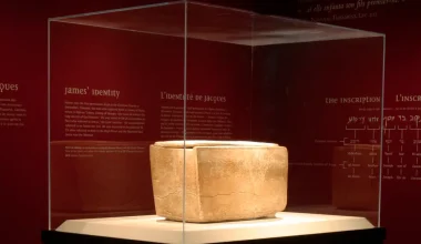 Η μυστηριώδης επιγραφή που δίχασε τους αρχαιολόγους – «Αδελφός του Ιησού»