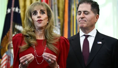 «Μοιάζει με εξωγήινη»: «Βροχή» σχολίων για την εμφάνιση της Σούζαν Ντελ δίπλα στον Ν.Τραμπ (βίντεο)