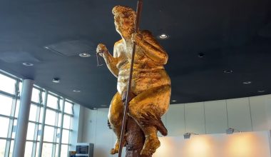 Γυμνό άγαλμα του Ντόναλντ Τραμπ καλυμμένο με φύλλα χρυσού τοποθετήθηκε στο Ευρωκοινοβούλιο (βίντεο)