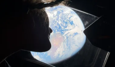 Σπάνιο βίντεο από την επιστροφή της Artemis II: Η εντυπωσιακή είσοδος της κάψουλας στη Γη