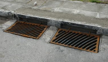 Έκλεψαν 23 καπάκια φρεατίων από κεντρικό δρόμο στον Πειραιά – Κίνδυνος για πεζούς και οδηγούς