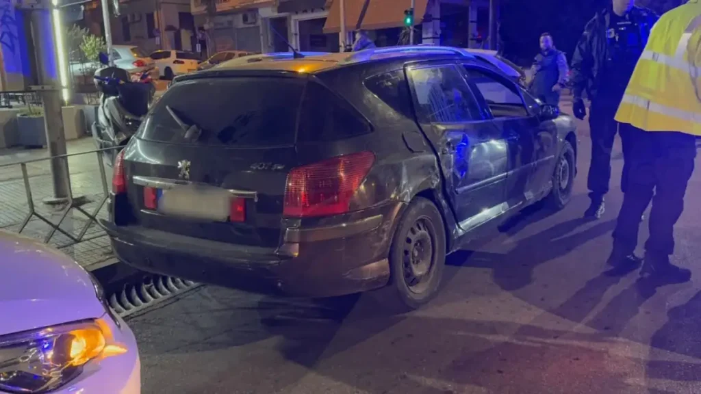 Καταδίωξη ΙΧ με παράνομους μετανάστες στη Θεσσαλονίκη: Η live μετάδοση και ο οδηγός που έφυγε πεζός