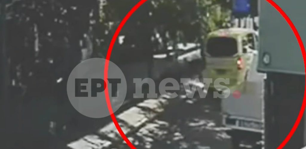 Κεραμεικός: Βίντεο με 55χρονο να ορμά με τσεκούρι στο αυτοκίνητο 49χρονης