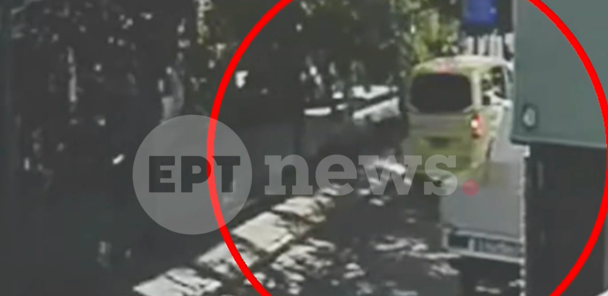 Κεραμεικός: Βίντεο με 55χρονο να ορμά με τσεκούρι στο αυτοκίνητο 49χρονης