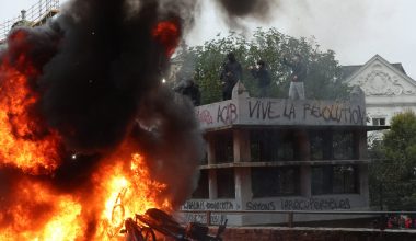 Βίαια επεισόδια στις Βρυξέλλες: Κουκουλοφόροι επιτέθηκαν σε αστυνομικούς με μπουκάλια και κροτίδες