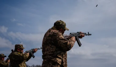 «Κόλαση» στο Ολέσκι: Δεκάδες πολίτες παραμένουν εγκλωβισμένοι – Τα τρία μέτρα μεταξύ των δύο Στρατών