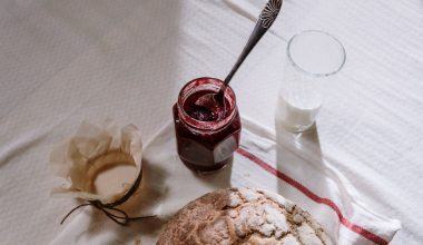 Μούχλα στη μαρμελάδα: Γιατί πρέπει να πετάξετε ολόκληρο το βάζο και όχι μόνο το αλλοιωμένο σημείο