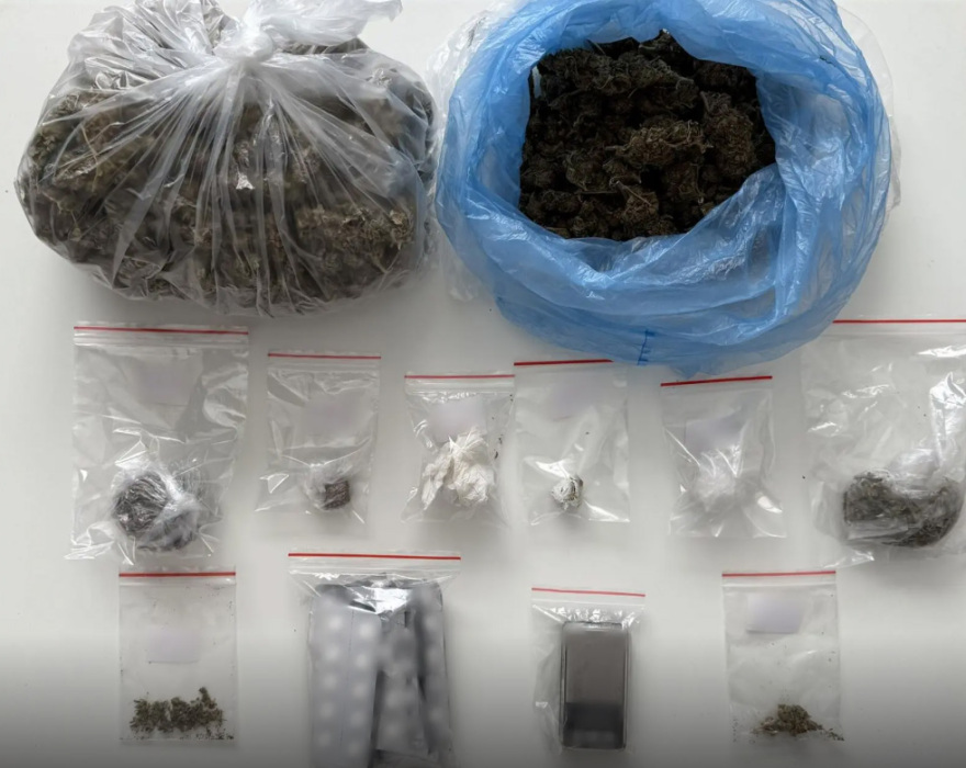 Άμφισσα: Xειροπέδες σε άνδρα με 36 μαχαίρια, ναρκωτικά και 29 κινητά τηλέφωνα (φωτο)