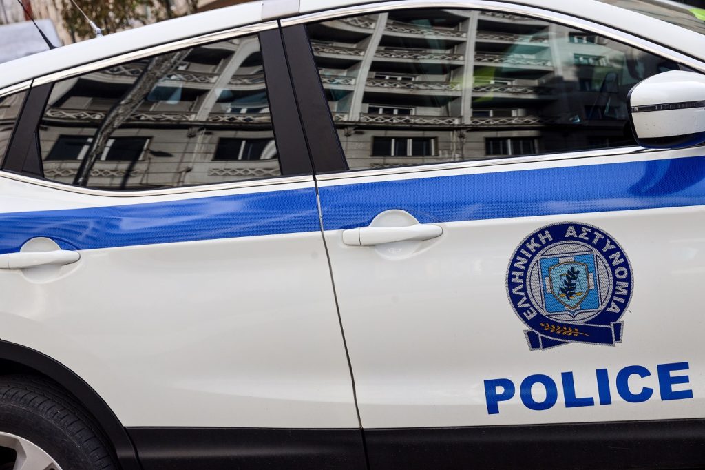 Ελευσίνα: Εντόπισαν αυτοκόλλητα  και μπλούζες  στο σπίτι του 22χρονου και τραυμάτισε τον 32χρονο