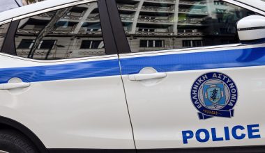 Ελευσίνα: Εντόπισαν αυτοκόλλητα  και μπλούζες  στο σπίτι του 22χρονου και τραυμάτισε τον 32χρονο
