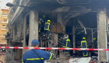 Αναστάτωση στη Θεσσαλονίκη: Στο νοσοκομείο 30χρονη μετά από πυρκαγιά σε διαμέρισμα (φωτογραφίες)