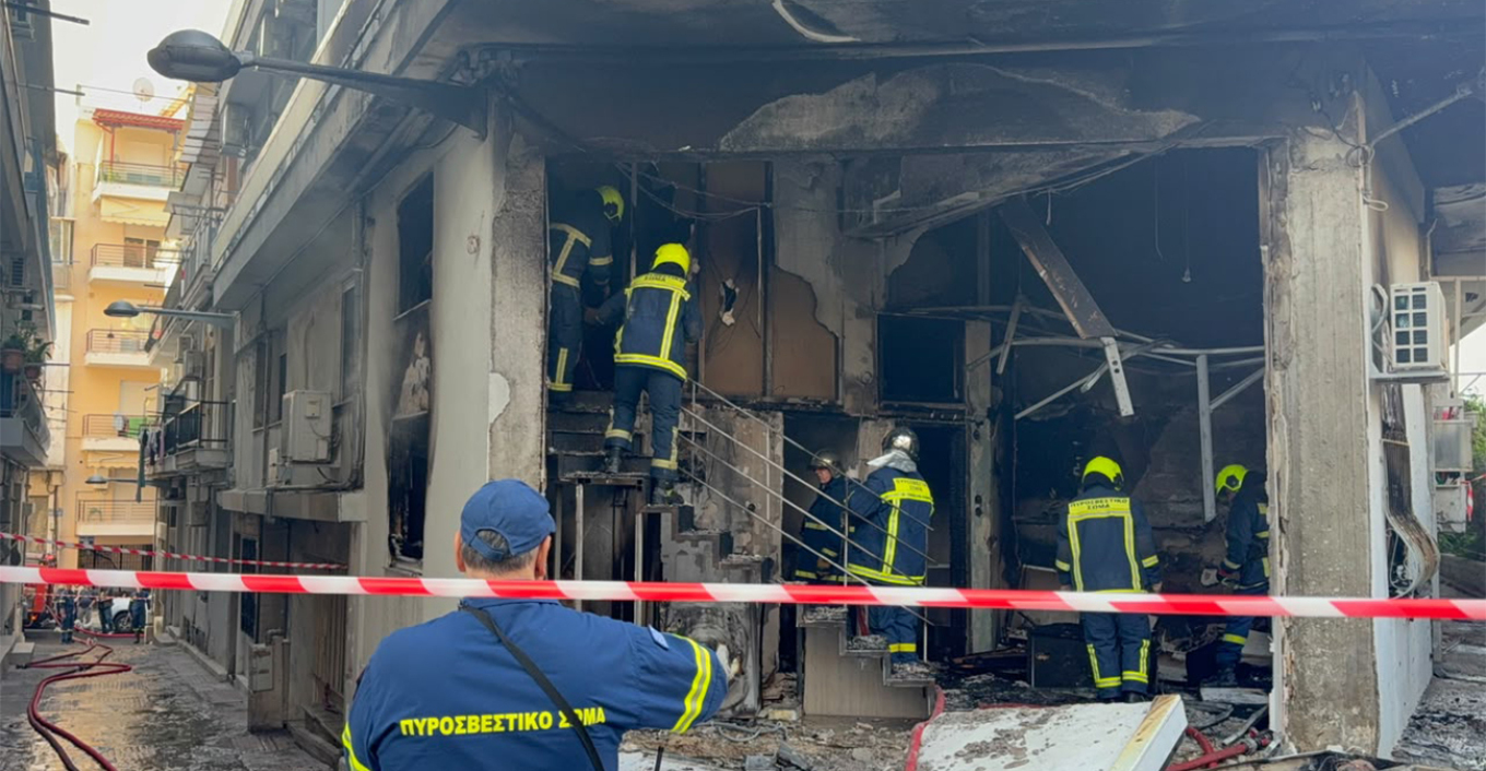 Αναστάτωση στη Θεσσαλονίκη: Στο νοσοκομείο 30χρονη μετά από πυρκαγιά σε διαμέρισμα (φωτογραφίες)