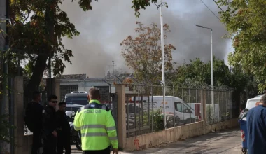 Σε εξέλιξη η κατάσβεση πυρκαγιάς σε δύο βιοτεχνίες ρούχων στο Αιγάλεω (φωτό)