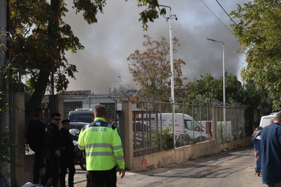 Σε εξέλιξη η κατάσβεση πυρκαγιάς σε δύο βιοτεχνίες ρούχων στο Αιγάλεω (φωτό)