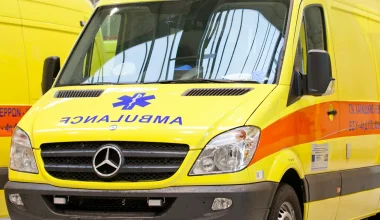 Θεσσαλονίκη: Στο νοσοκομείο 18χρονη που έπεσε από τον τέταρτο όροφο πολυκατοικίας