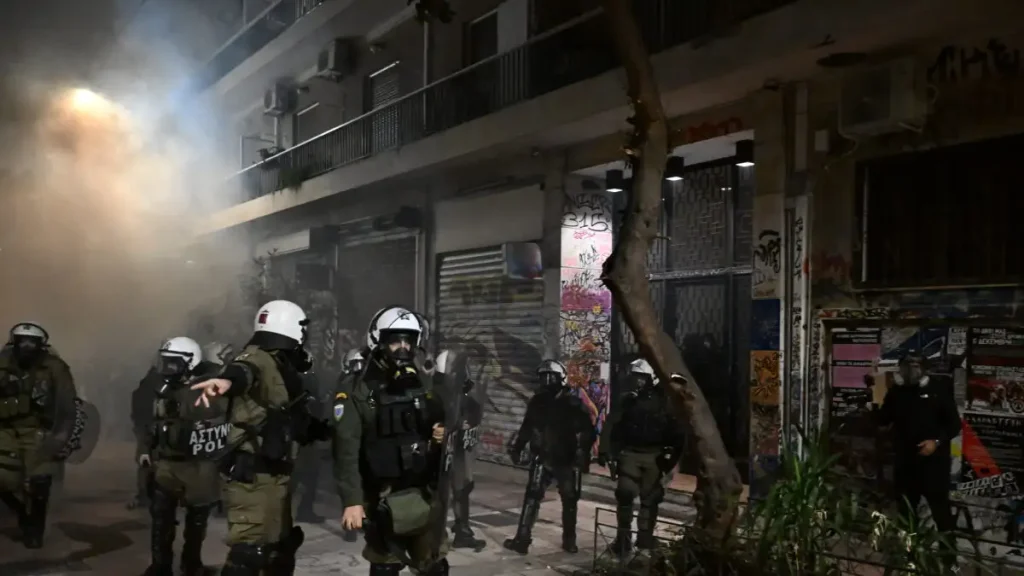 Επίθεση κουκουλοφόρων με μολότοφ και γκαζάκι σε αστυνομικούς στα Εξάρχεια