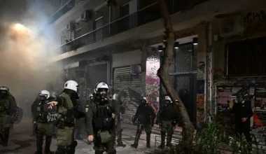 Επίθεση κουκουλοφόρων με μολότοφ και γκαζάκι σε αστυνομικούς στα Εξάρχεια