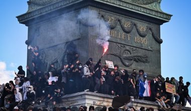 Διαδηλώσεις στη Γαλλία: Mητέρα έπιασε από το αυτί τον πολύ ψηλότερο γιο της κι έγινε viral (βίντεο)