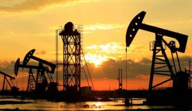Πετρέλαιο: Κατέρρευσε το σενάριο των 50 δολαρίων για το 2026 – Στα 104 δολάρια εκτοξεύτηκε το Brent!