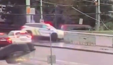 Πράγα: Περιπολικό έσπασε τα κιγκλιδώματα γέφυρας και έπεσε σε ποτάμι (βίντεο)