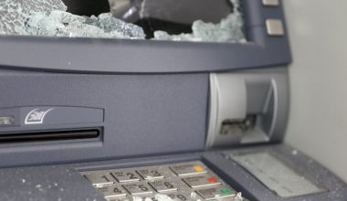 Έκρηξη σε ΑΤΜ της Σαλαμίνας: Οι δράστες πήραν τα χρήματα κι έγιναν «καπνός»