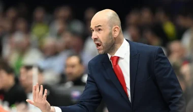 «Άναψαν τα αίματα» στο Άρης – ΑΕΚ: Η χειρονομία του Β.Σπανούλη στον Γ.Λαρεντζάκη (βίντεο)