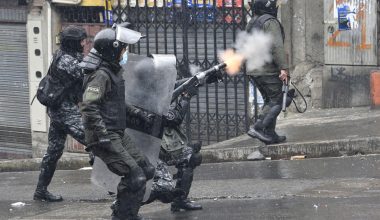 Εγχώριες αντιδράσεις: Σε ποια χώρα οι ΗΠΑ στέλνουν σωρεία δακρυγόνων για να πνίξουν τις διαδηλώσεις