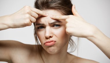 Το ίδιο σπυράκι εμφανίζεται ξανά και ξανά; Οι 5 λόγοι που μπορεί να ευθύνονται