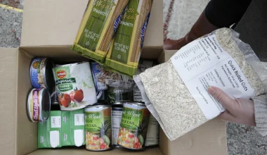 ΗΠΑ: Εικόνες απόγνωσης στη Δυτ. Βιρτζίνια – Ουρές χιλιομέτρων για ένα κουτί τρόφιμα