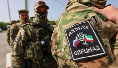 Μαχητές της Akhmat αιχμαλώτισαν Ουκρανό στρατιώτη στο Τσέρνιχιβ: «Απολογούμαι στους Ρώσους» (βίντεο)