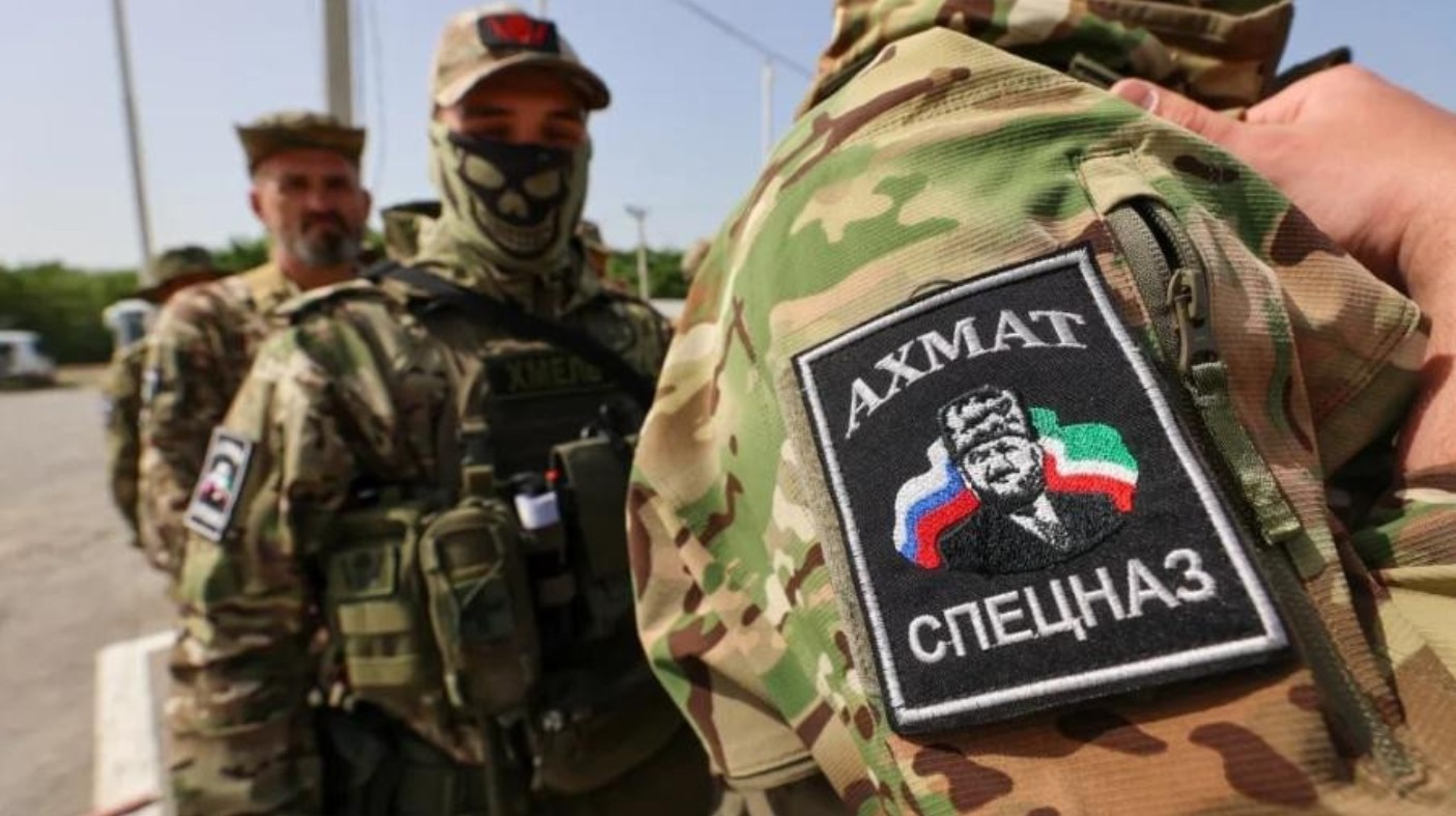 Μαχητές της Akhmat αιχμαλώτισαν Ουκρανό στρατιώτη στο Τσέρνιχιβ: «Απολογούμαι στους Ρώσους» (βίντεο)