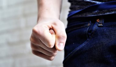 Βόλος: Άγριος ξυλοδαρμός επιβατών ταξί από ομάδα 10 νεαρών στην παραλία – Ένας τραυματίας