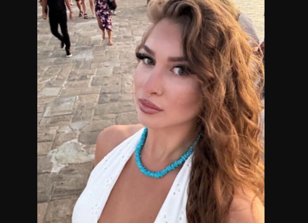 Σε βαρύ πένθος η κηδεία της 24χρονης Φιόρι στην Αίγινα που σκοτώθηκε στο τροχαίο της Λ.Θηβών
