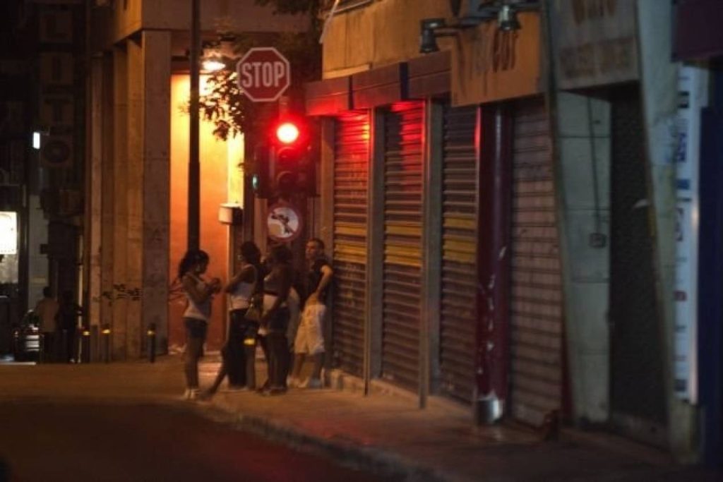 Χαροπαλεύει 21χρονος που δέχθηκε επίθεση με τούβλο από 25χρονο τρανς πριν την συνεύρεσή τους
