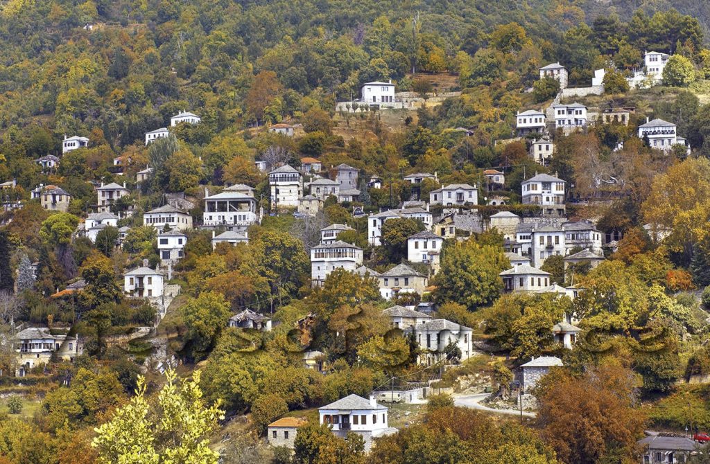 Βυζίτσα: Το πανέμορφο χωριό του Πηλίου με τα πέτρινα αρχοντικά και τα πλακόστρωτα καλντερίμια