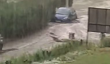 «Πλημμύρισε» η Σίβηρη Χαλκιδικής: Το νερό της βροχής έφτασε μέχρι την μέση των αυτοκινήτων! (βίντεο)