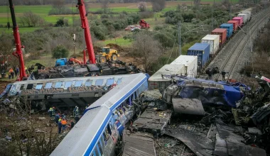 Τραγωδία στα Τέμπη: «Κόλλησε» η διαδικασία των εκταφών – Ο λόγος