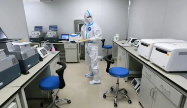 ΠΟΥ: Ζητά διευκρινίσεις από τη Ρωσία για τον θάνατο εργαζόμενης σε εργαστήριο κατά της πανώλης