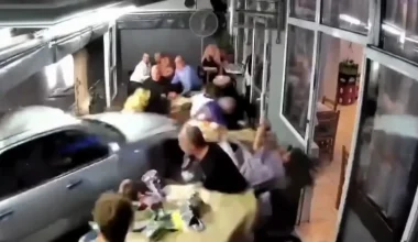 Βίντεο ντοκουμέντο: Η στιγμή που ο μεθυσμένος οδηγός «καρφώνεται» με το ΙΧ σε ταβέρνα στον Εύοσμο