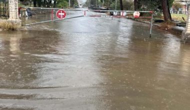Πλημμύρισαν δρόμοι στον Βόλο από την ισχυρή βροχόπτωση: Έπεσε και χαλάζι (βίντεο-φωτο)