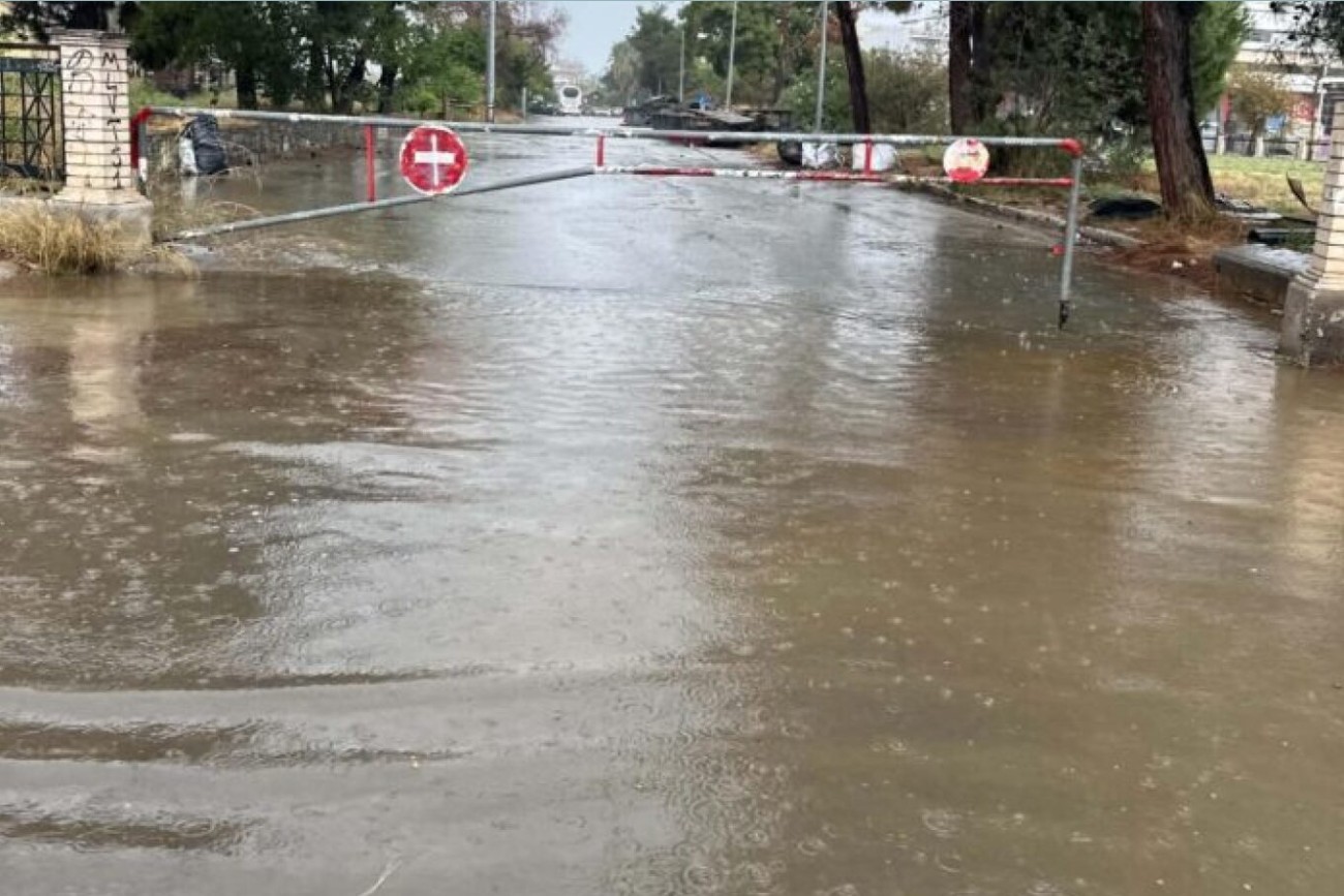 Πλημμύρισαν δρόμοι στον Βόλο από την ισχυρή βροχόπτωση: Έπεσε και χαλάζι (βίντεο-φωτο)