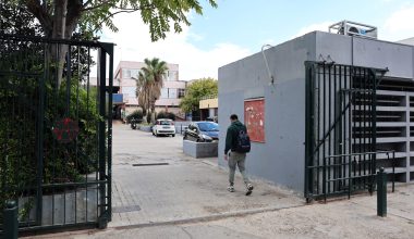 Κλειστά επ’αόριστον τα σχολεία στη Γκράβα: Κίνδυνος λόγω των οσμών – Η ανακοίνωση του Χάρη Δούκα