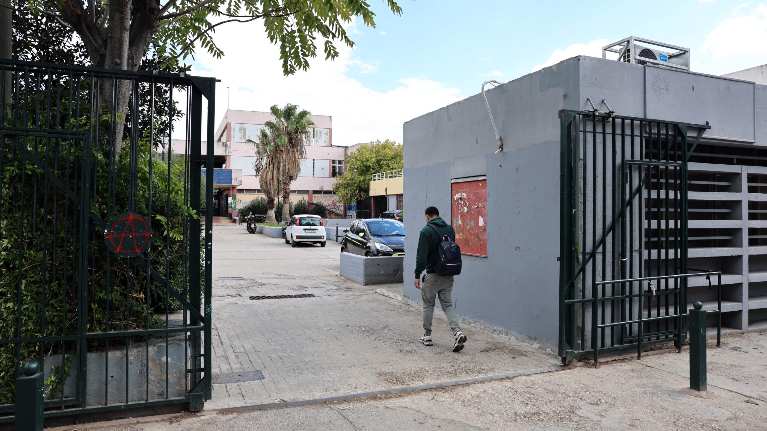 Κλειστά επ’αόριστον τα σχολεία στη Γκράβα: Κίνδυνος λόγω των οσμών – Η ανακοίνωση του Χάρη Δούκα
