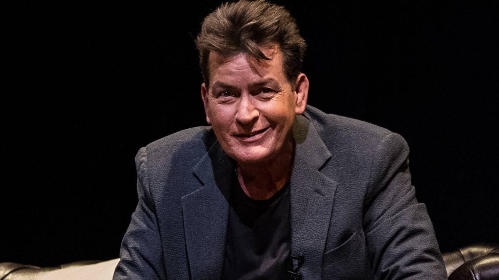 Τσάρλι Σιν: «Δεν μπορούσε να σταθεί όρθιος» – Οι δύσκολες τελευταίες ημέρες στο «Two and a Half Men»