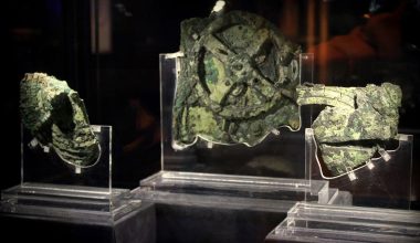Ο μηχανισμός των Αντικυθήρων: Τι γνωρίζουμε για το αρχαίο όργανο που υπολόγιζε αστρονομικά φαινόμενα